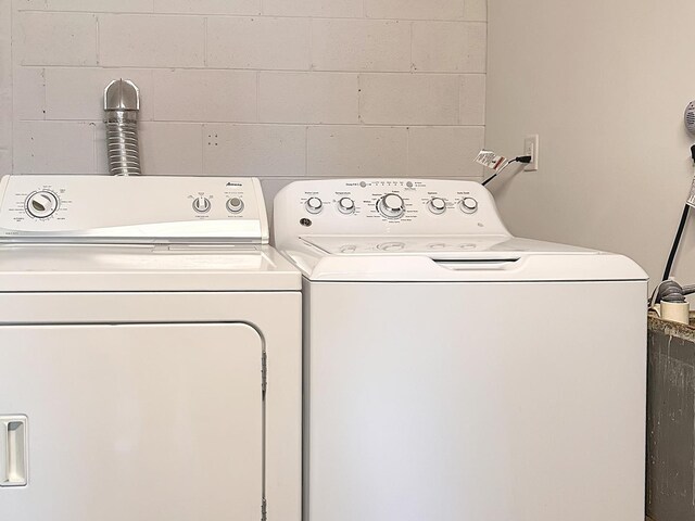 337 E Rose St, Glenwood, IL 60425 - laundry area with independent washer and dryer