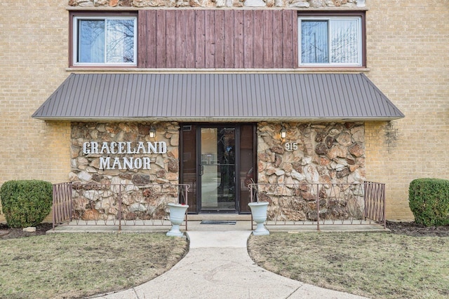 915 Graceland Ave Unit 1E, Des Plaines, IL 60016 - entrance to property featuring metal roof and brick siding