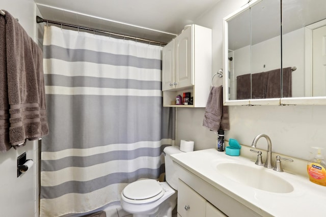 915 Graceland Ave Unit 1E, Des Plaines, IL 60016 - bathroom featuring toilet, vanity, and curtained shower