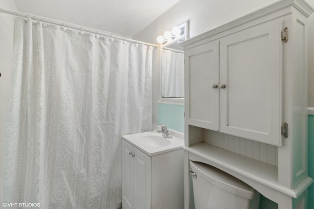 236 S Edgewood Ave, Lombard, IL 60148 - full bathroom featuring vanity and curtained shower