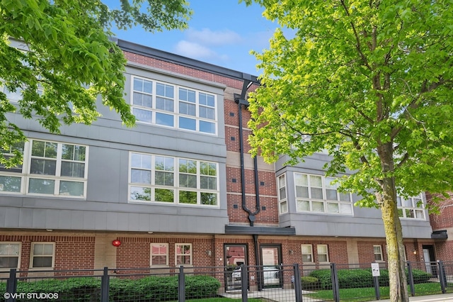 51 E 23rd St Unit 0, Chicago, IL 60616 - view of property featuring a fenced front yard