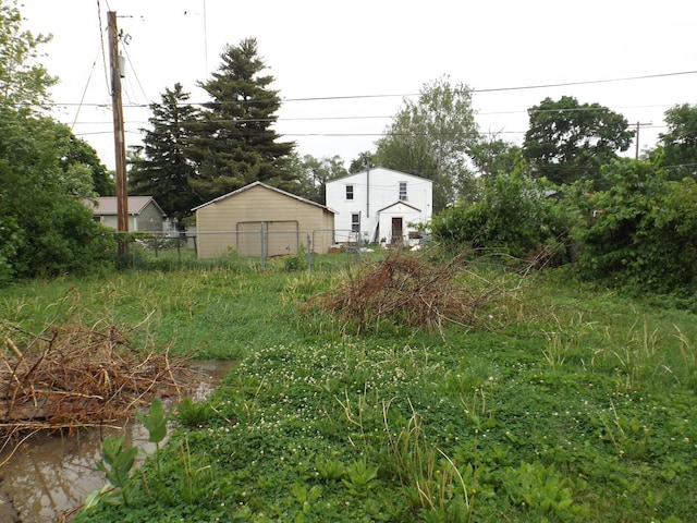 view of yard featuring a detached garage