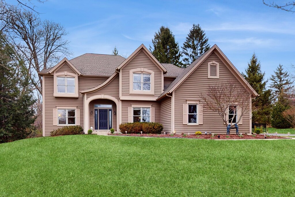 7111 Saddle Oaks Dr, Cary, IL 60013 - view of front of house featuring a front lawn and a shingled roof