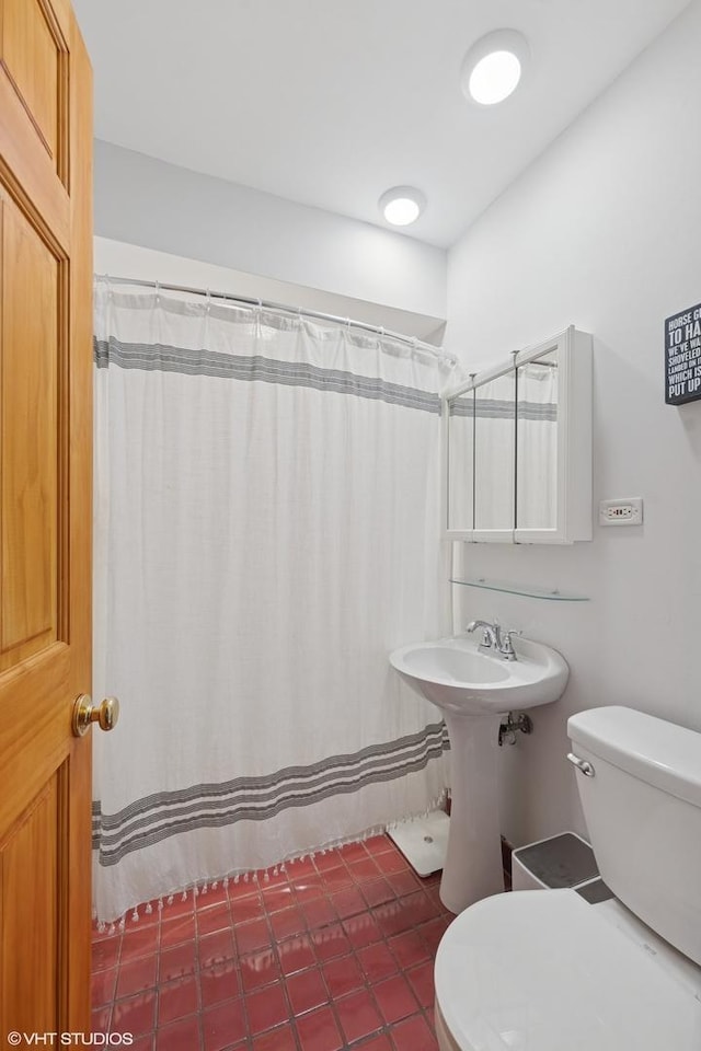 full bath with toilet, tile patterned floors, and a shower with curtain