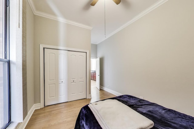 4440 N Kedzie Ave Unit 401, Chicago, IL 60625 - bedroom with crown molding, light wood-style flooring, baseboards, a closet, and ceiling fan