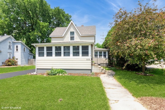 333 Charles St, Sycamore, IL 60178 - bungalow featuring a shingled roof and a front lawn