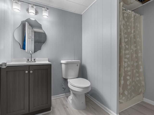 1094 Rainwood Dr, Aurora, IL 60506 - full bathroom featuring wood finished floors, toilet, vanity, and curtained shower