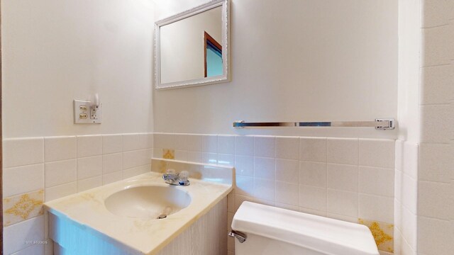1809 Grant St, Evanston, IL 60201 - bathroom with tile walls, toilet, and vanity