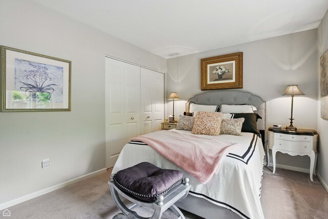 36 Lakewood Cir, Saint Charles, IL 60174 - carpeted bedroom featuring a closet and baseboards
