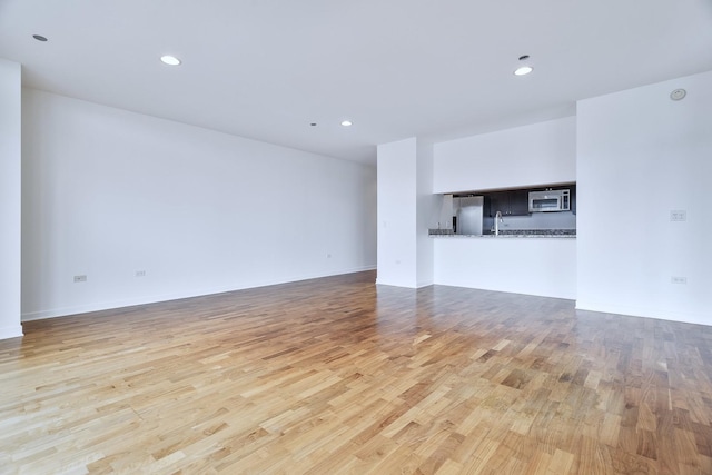 737 W Washington Blvd Unit 2702, Chicago, IL 60661 - unfurnished living room featuring light wood finished floors, recessed lighting, and a sink