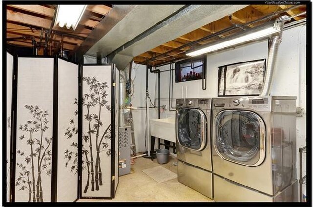 510 W Millns Ct, Addison, IL 60101 - laundry room with washing machine and dryer