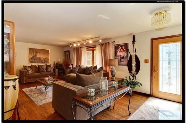 510 W Millns Ct, Addison, IL 60101 - living area featuring wood finished floors and rail lighting