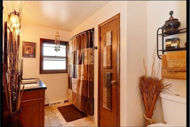 510 W Millns Ct, Addison, IL 60101 - full bath featuring a shower with curtain, toilet, and vanity