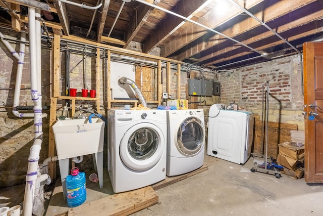 4947 W Huron St, Chicago, IL 60644 - laundry area with washer and dryer and electric panel