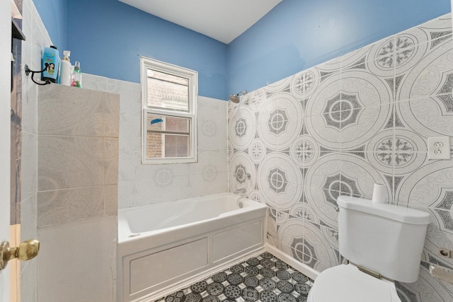 4947 W Huron St, Chicago, IL 60644 - full bath with toilet and a tub to relax in