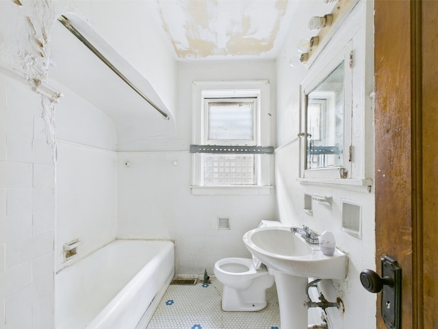 8237 S Ada St, Chicago, IL 60620 - bathroom featuring a bathtub, toilet, tile patterned flooring, and tile walls