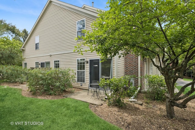 1087 Huntwyck Ct, Elgin, IL 60120 - rear view of property featuring a lawn and a patio