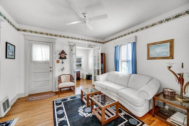 629 S Union St, Aurora, IL 60505 - living area featuring healthy amount of natural light, light wood-style flooring, and a ceiling fan