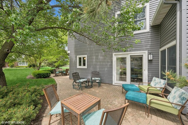 640 Yardley Ln, Hoffman Estates, IL 60169 - view of patio featuring an outdoor hangout area