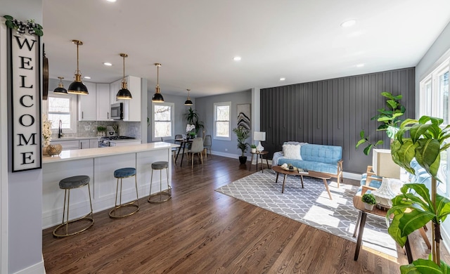22W046 Mccormick Ave, Glen Ellyn, IL 60137 - living area featuring baseboards, dark wood-style floors, and recessed lighting