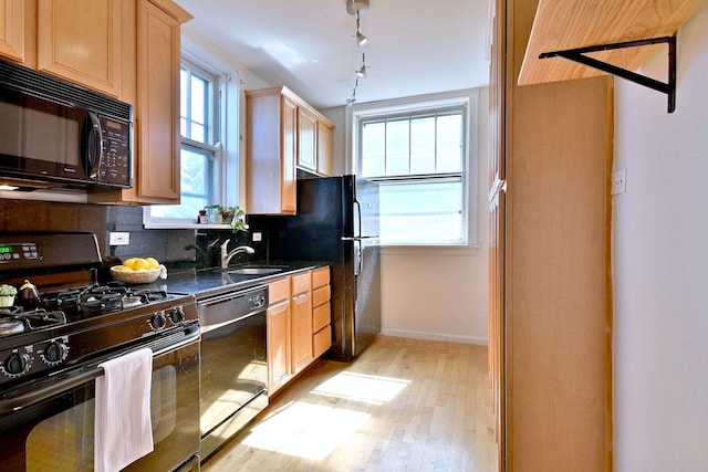 226 N Oak Park Ave Unit 3N, Oak Park, IL 60302 - kitchen with black appliances, a sink, light wood-style floors, light brown cabinets, and decorative backsplash