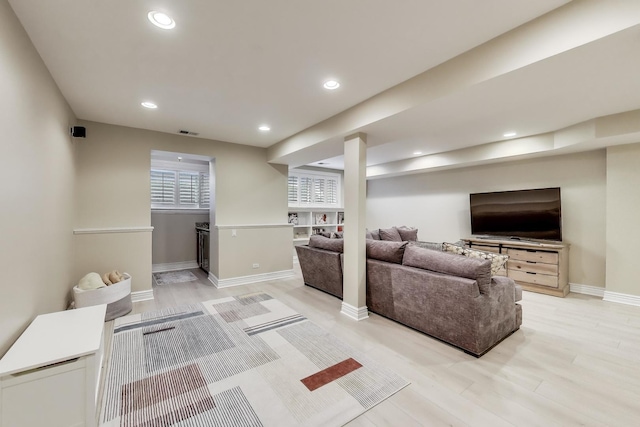 460 W Deming Pl Unit 1E, Chicago, IL 60614 - living room with light wood finished floors, baseboards, and recessed lighting