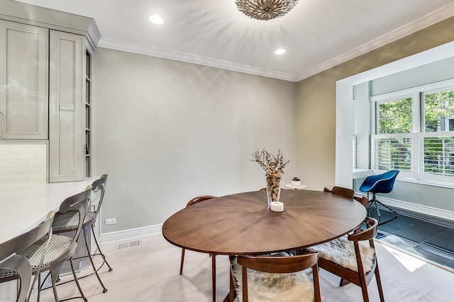460 W Deming Pl Unit 1E, Chicago, IL 60614 - dining area with baseboards, crown molding, and recessed lighting