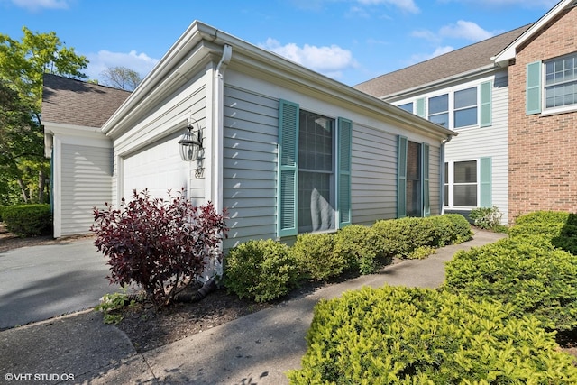 867 Downing Sq, Lincolnshire, IL 60069 - view of side of home with an attached garage
