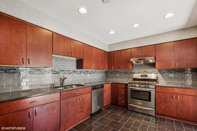 867 Downing Sq, Lincolnshire, IL 60069 - kitchen with appliances with stainless steel finishes, under cabinet range hood, a sink, decorative backsplash, and recessed lighting