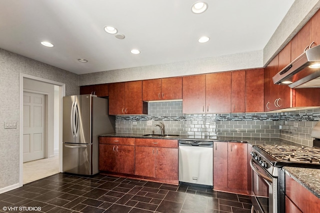 867 Downing Sq, Lincolnshire, IL 60069 - kitchen with stainless steel appliances, a sink, under cabinet range hood, backsplash, and recessed lighting