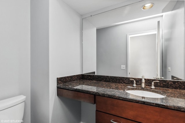 867 Downing Sq, Lincolnshire, IL 60069 - half bathroom featuring toilet, vanity, and recessed lighting