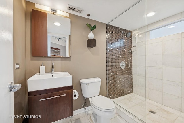 2222 W Diversey Ave Unit 407, Chicago, IL 60647 - full bath featuring tiled shower, toilet, and vanity