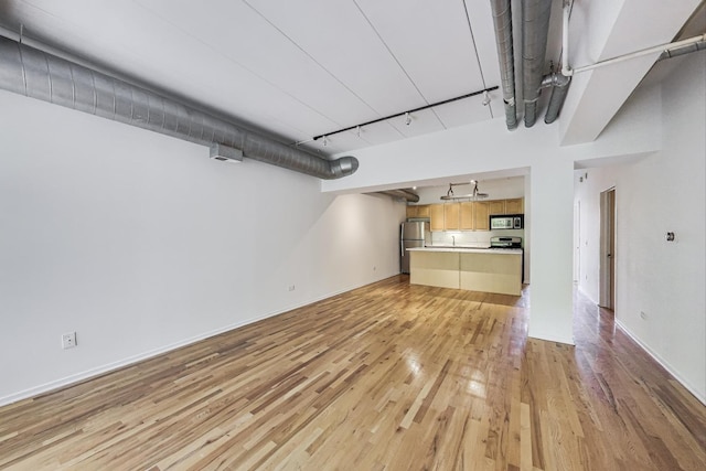 1430 S Michigan Ave Unit 311, Chicago, IL 60605 - unfurnished living room featuring light wood finished floors and rail lighting