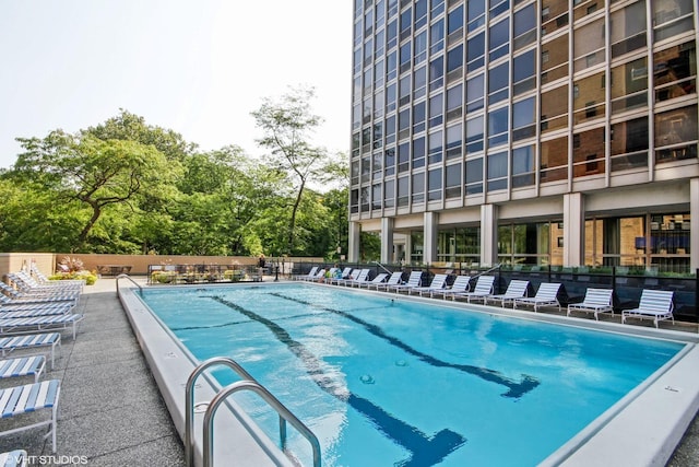 2400 N Lakeview Ave Unit 1108, Chicago, IL 60614 - view of community pool