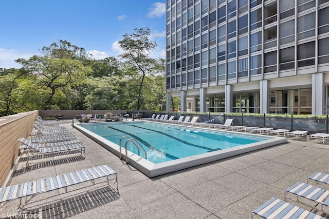 2400 N Lakeview Ave Unit 1108, Chicago, IL 60614 - community pool with a patio area