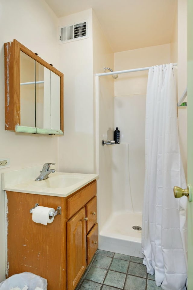 3307 S Wallace St, Chicago, IL 60616 - bathroom featuring a stall shower and vanity