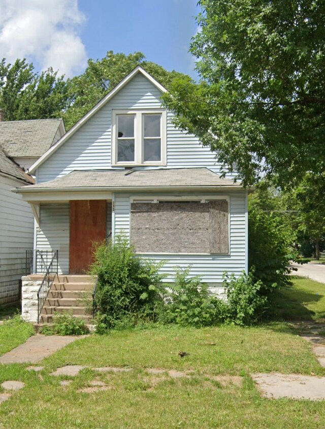 132 W 118th St, Chicago, IL 60628 - bungalow with a front yard
