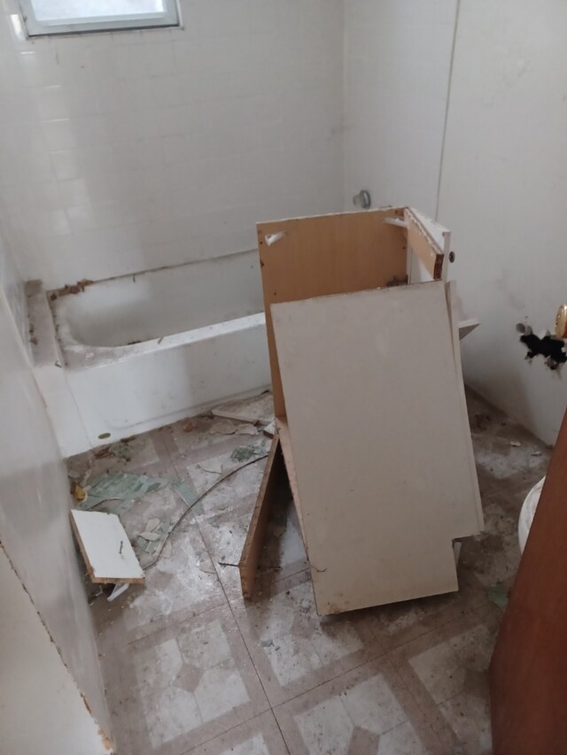 132 W 118th St, Chicago, IL 60628 - full bath featuring a tub