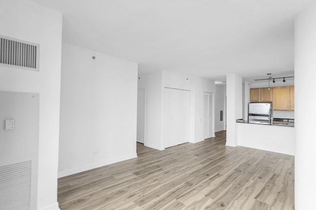 210 S Desplaines St Unit 1102, Chicago, IL 60661 - unfurnished living room featuring light wood-style flooring and baseboards