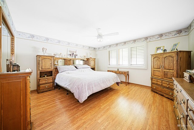 9039 S Central Ave, Oak Lawn, IL 60453 - bedroom with light wood-type flooring, baseboards, and ceiling fan