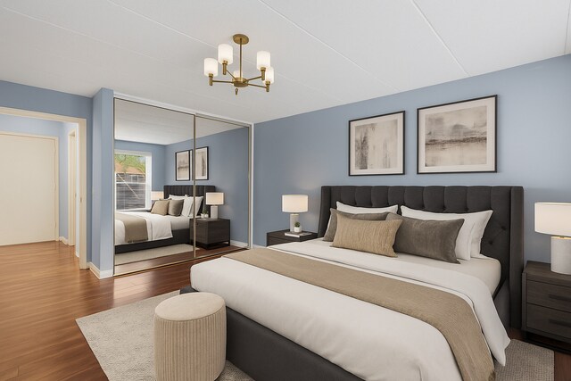 711 W Gordon Ter Unit 117, Chicago, IL 60613 - bedroom featuring a closet, a chandelier, wood finished floors, and baseboards