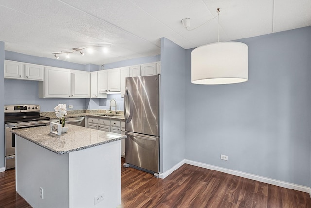 711 W Gordon Ter Unit 117, Chicago, IL 60613 - kitchen with stainless steel appliances, a sink, baseboards, and dark wood-style floors