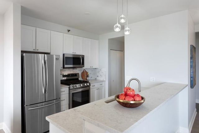 1111 S Wabash Ave Unit 1604, Chicago, IL 60605 - kitchen featuring stainless steel appliances, a peninsula, decorative backsplash, and baseboards