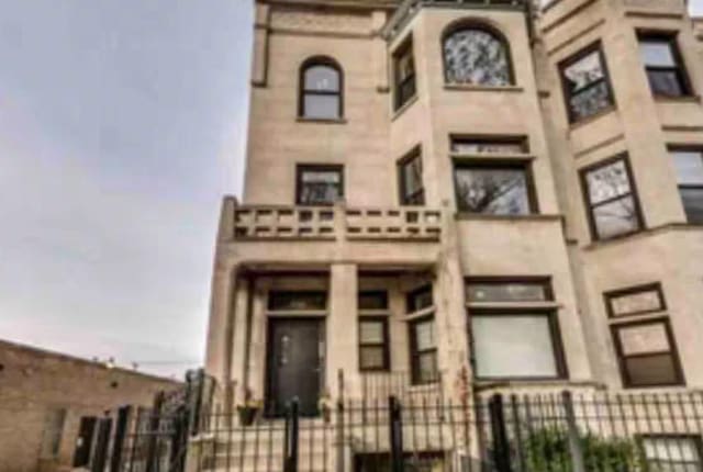 4148 S King Dr Unit G3, Chicago, IL 60653 - view of property with a fenced front yard