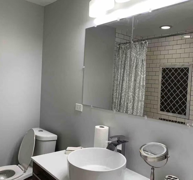 4148 S King Dr Unit G3, Chicago, IL 60653 - bathroom with a shower with curtain, toilet, and a sink