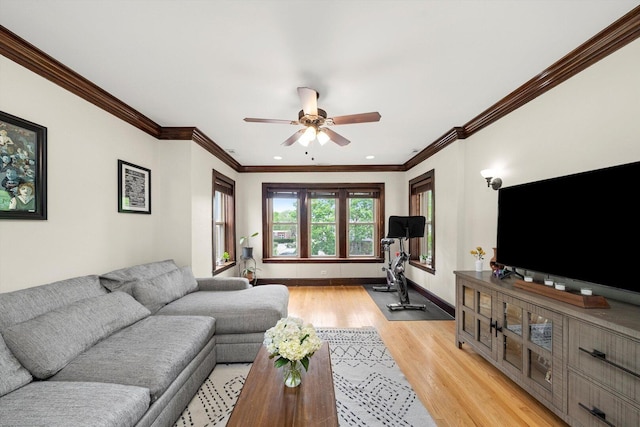 living area featuring light wood-style flooring, a ceiling fan, baseboards, crown molding, and recessed lighting