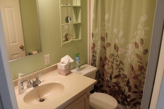 full bath with toilet, vanity, and curtained shower