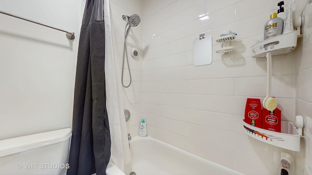 17 Creekside Cir N Unit D, Elgin, IL 60123 - bathroom featuring shower / bath combo with shower curtain and toilet