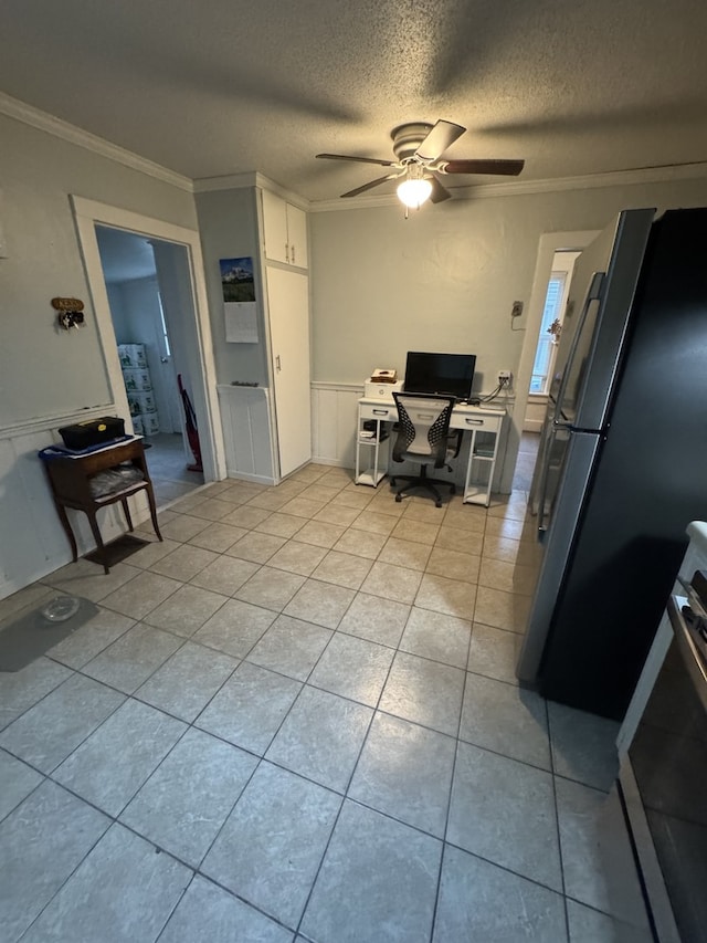 kitchen with range, freestanding refrigerator, ornamental molding, a textured ceiling, and a ceiling fan