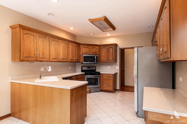 10801 Jillian Rd, Orland Park, IL 60467 - kitchen with stainless steel appliances, a sink, a peninsula, light countertops, and recessed lighting